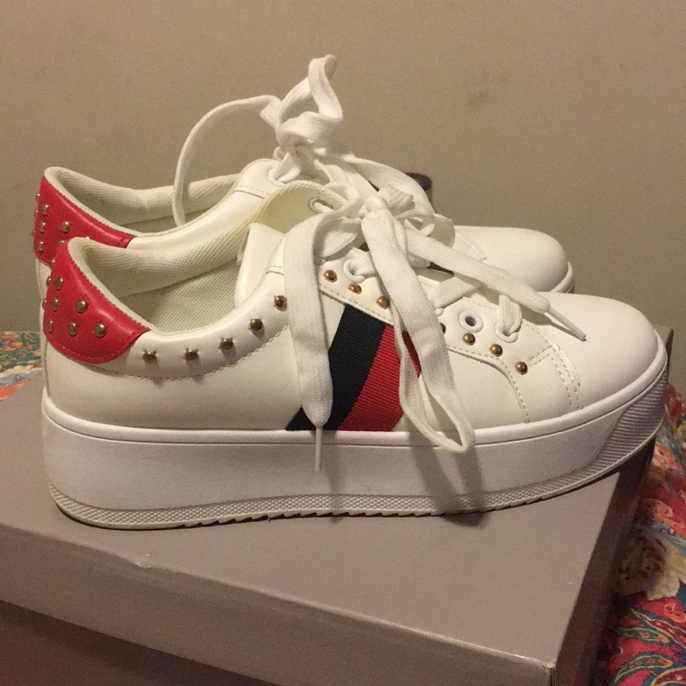 White lace-up sneakers 👟